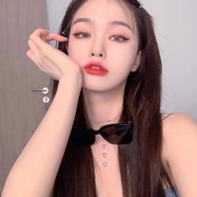 穿白丝绸的女人